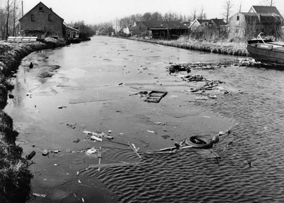 847834 Afbeelding van de ernstige vervuiling van de Leidsche Rijn te Harmelen.